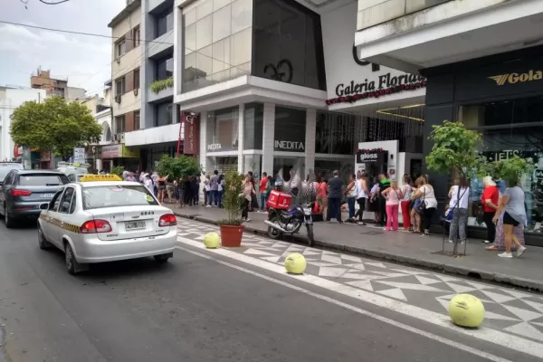 Largas colas: se mantuvo la fiebre por el dólar en la City