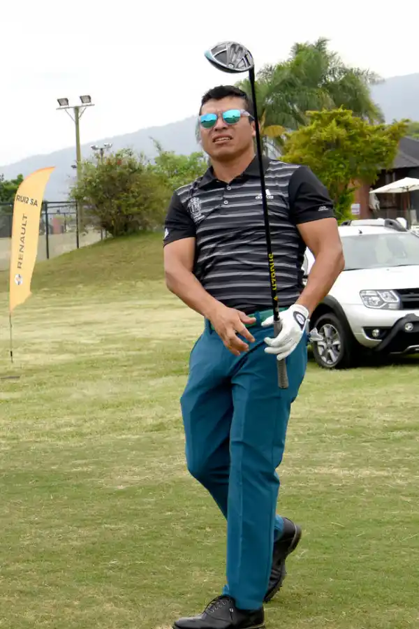 JUGADOR Y ANFITRIÓN. Al igual que en su reciente Invitational, que tuvo lugar en Las Termas, “Pigu” repartió su atención entre jugar al golf y atender a sus invitados. la gaceta  / Fotos de José Nuno