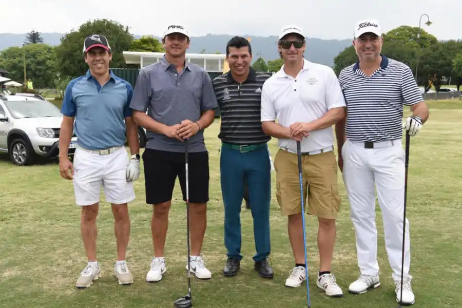 EQUIPAZO. Andrés Romero y David Nalbandian hicieron el recorrido de la cancha junto a Marcelo Salas, José Viasoto y Marcelo Ruiz. 