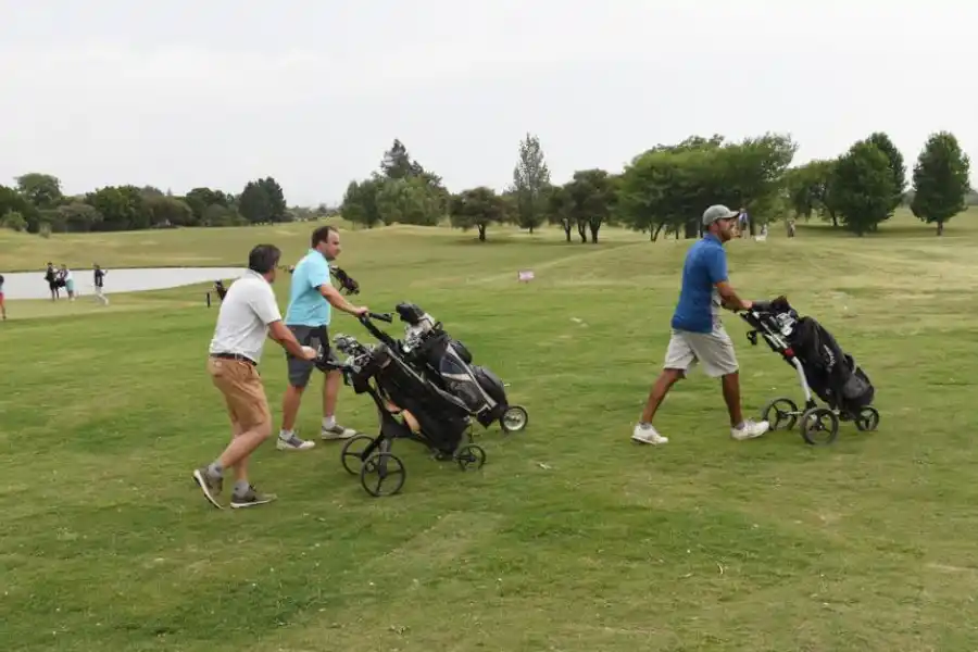 CLIMA. La jornada comenzó muy calurosa, pero con el correr de las horas llegó el alivio del viento. Al final, se desató la tormenta.