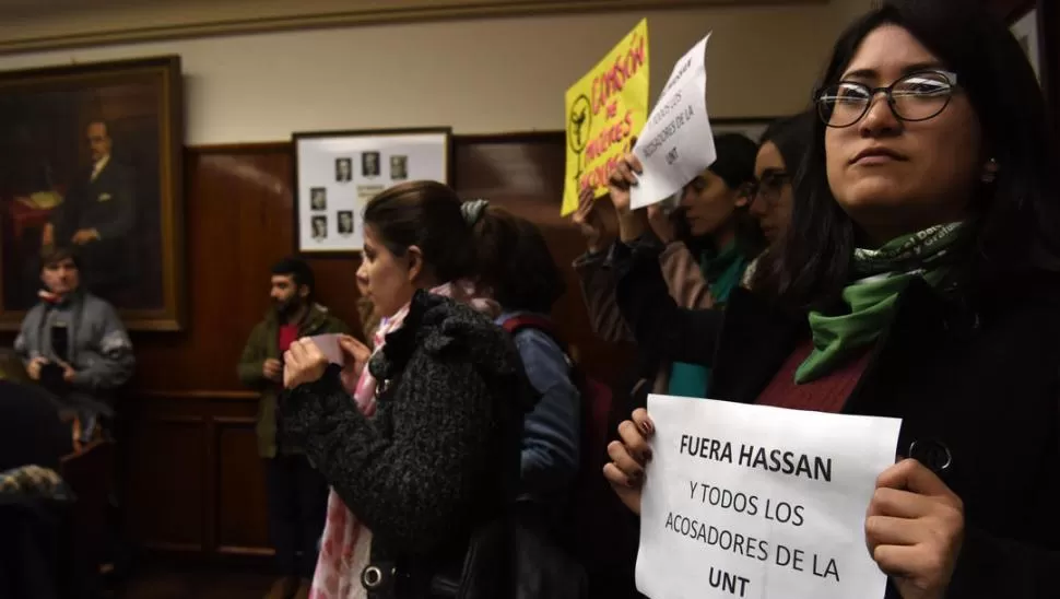 PROTESTA. Alumnos de Odontología protestan ante el Consejo Superior por el caso de Eduardo Hassan. la gaceta / foto de DIEGO ARAOZ