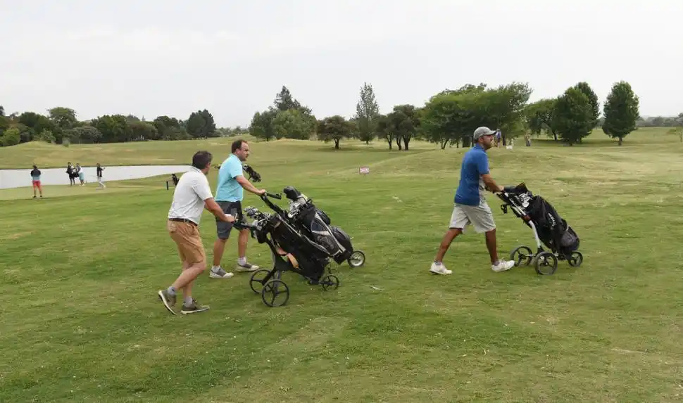 CLIMA. La jornada comenzó muy calurosa, pero con el correr de las horas llegó el alivio del viento. Al final, se desató la tormenta.
