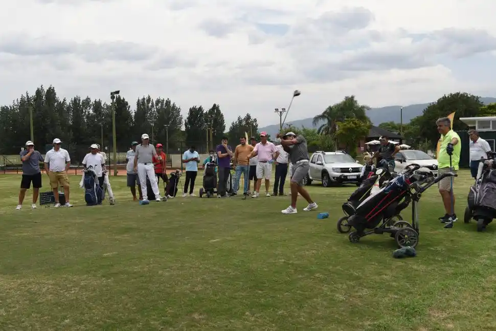 DRIVE. Augusto Núñez aprovechó para relajarse y divertirse con sus amigos tras una larga temporada  