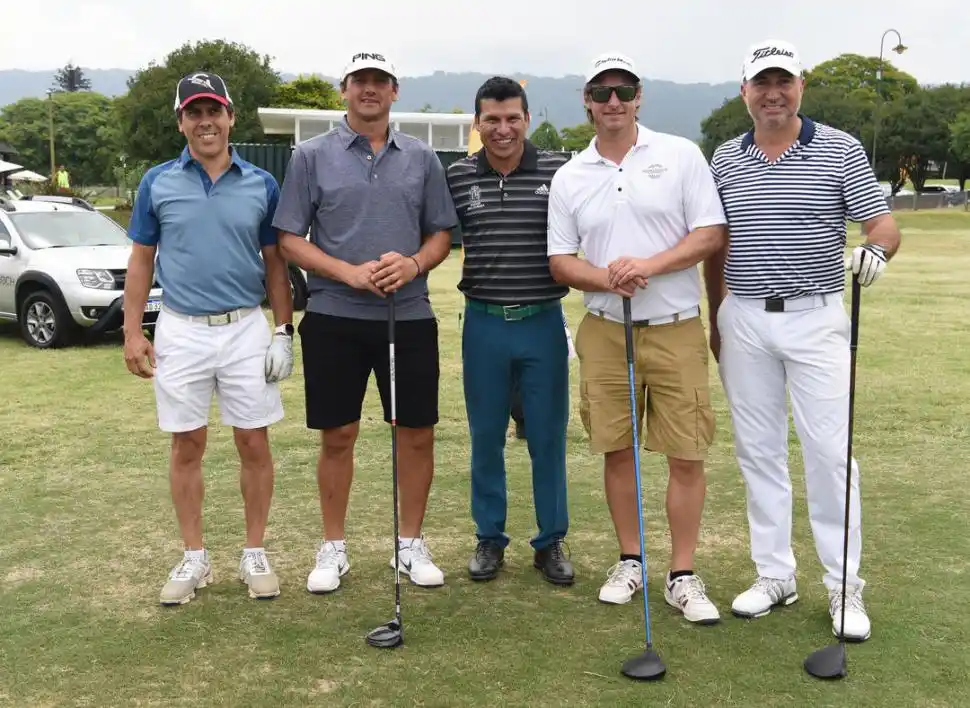 EQUIPAZO. Andrés Romero y David Nalbandian hicieron el recorrido de la cancha junto a Marcelo Salas, José Viasoto y Marcelo Ruiz. 