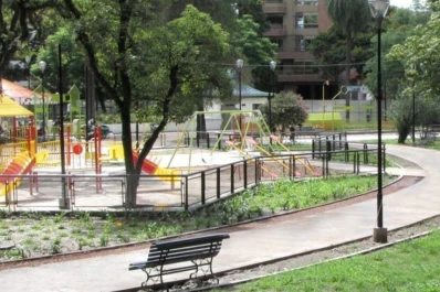 Fiesta de las colectividades en la plaza Urquiza