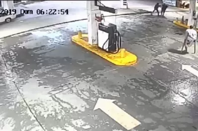 Uno a pie, otro con muletas y un tercero en moto: así intentan robarle la cartera a una mujer