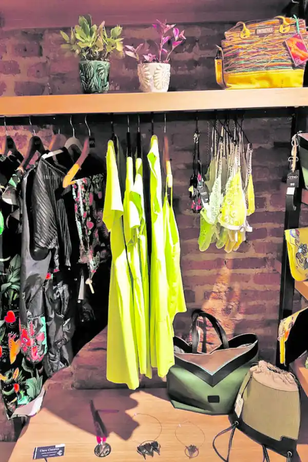 LA ARGENTINA. Prendas de vestir y accesorios en colores de moda. 