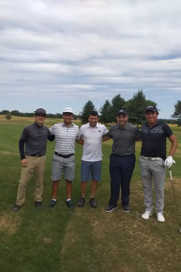 ENTRE AMIGOS. José Pinto, Flavio Sameja, “Pigu” , Marcelo Pinto y Augusto Núñez.  