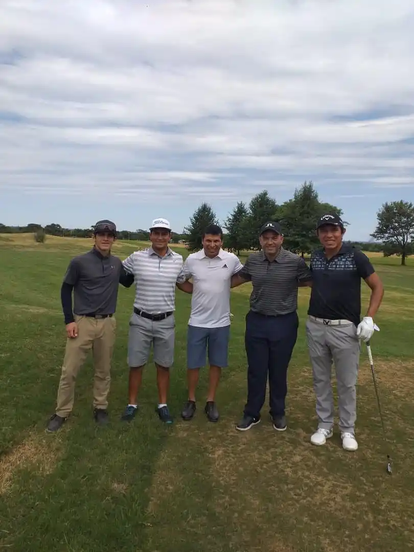 ENTRE AMIGOS. José Pinto, Flavio Sameja, “Pigu” , Marcelo Pinto y Augusto Núñez.  