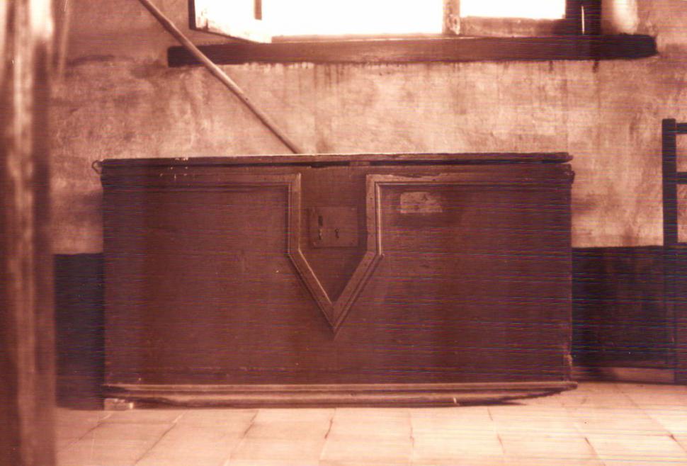 ARCÓN DE MADERA. Se conserva, en “El Churqui”, esta pesada caja que perteneció a don Clemente.