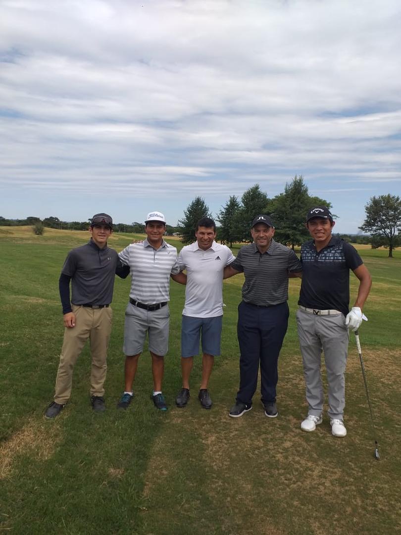 ENTRE AMIGOS. José Pinto, Flavio Sameja, “Pigu” , Marcelo Pinto y Augusto Núñez.  