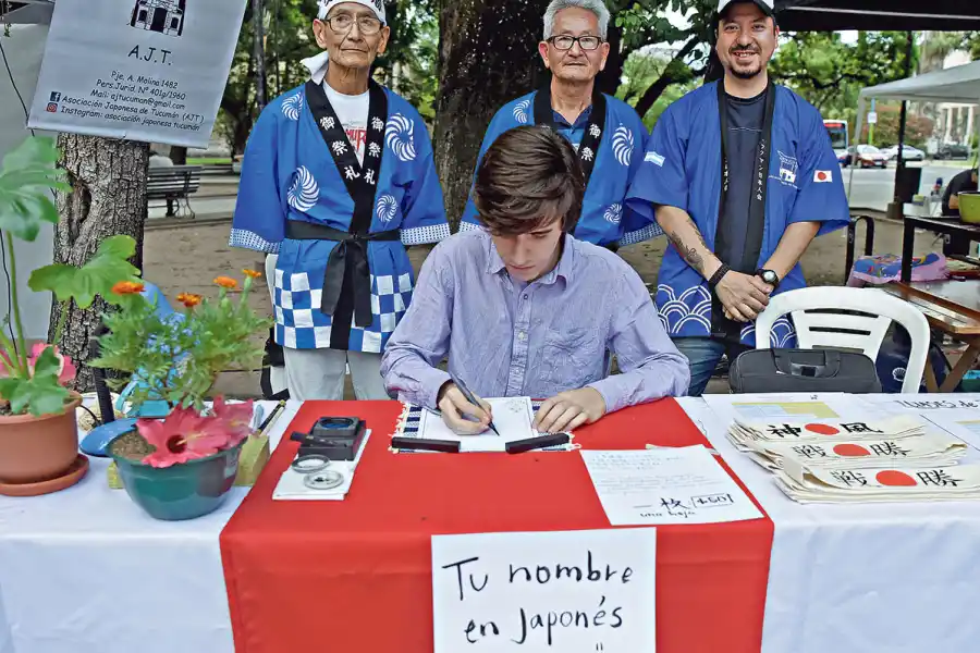 JAPÓN. En el stand se escribían carteles de “Felices fiestas” y nombres en japonés.