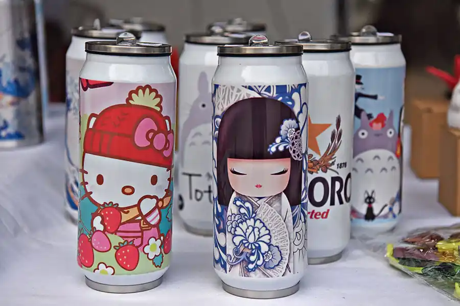 REGALOS. Se vendieron vasos temáticos, narguiles y decoraciones en papel y en vidrio.