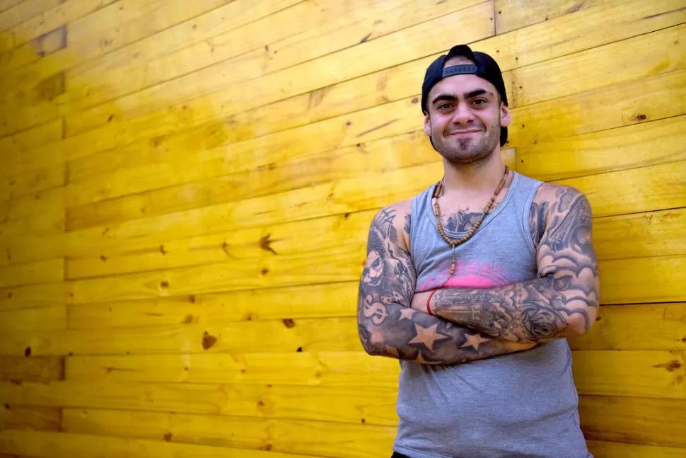 AHORA. Lucas Sardi no tiene problemas en mostrar su cuerpo tatuado y sus músculos bien trabajados. 