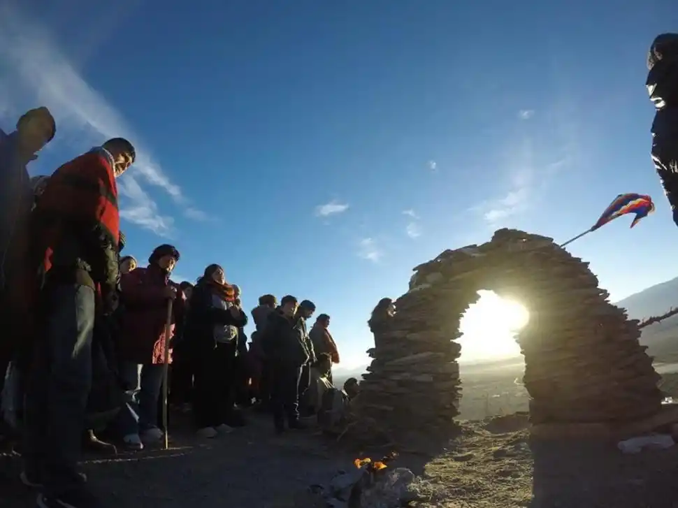 INTIWATANA. En el pucará de Fuerte Quemado, la Ventanita marca el sitio exacto del sol en el solsticio de invierno.