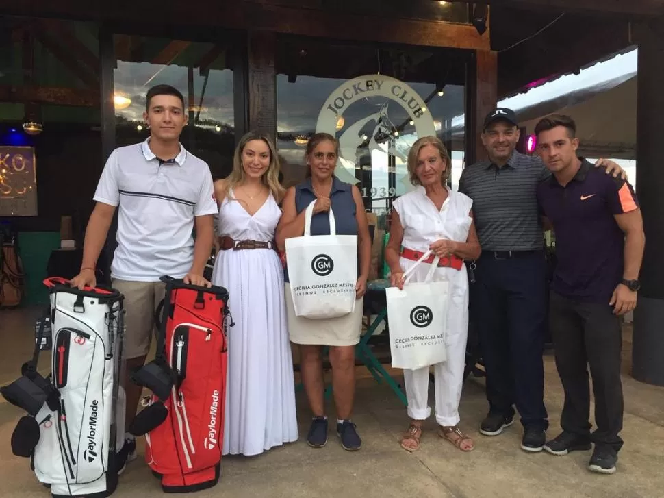 LOS GANADORES. Andrés Kranevitter, Lucía Leiro, Victoria Terán, Marcelo Pinto y Facundo Núñez (anfitrión) posan con sus premios luego del torneo que se jugó en la cancha del Country de Jockey Club. foto de pedro caram