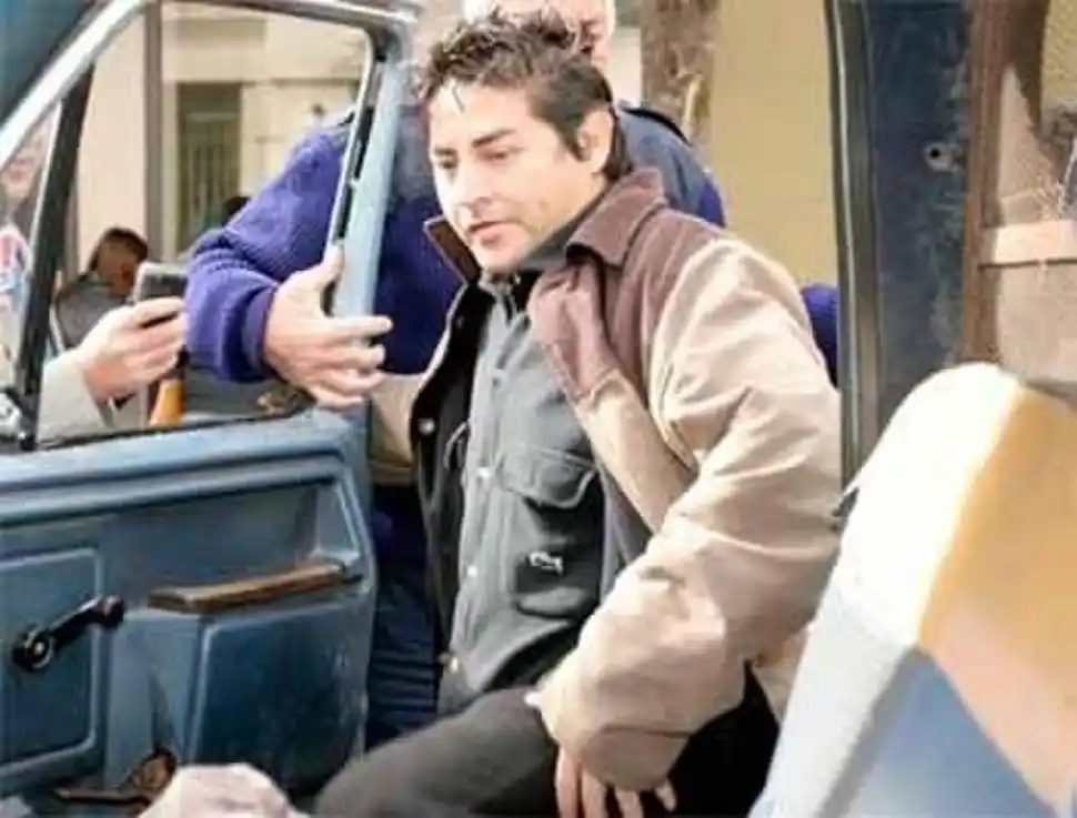 CÓMODO. Miguel “Piki” Orellana  es trasladado de Tribunales al penal de Villa Urquiza en una camioneta sin estar esposado.