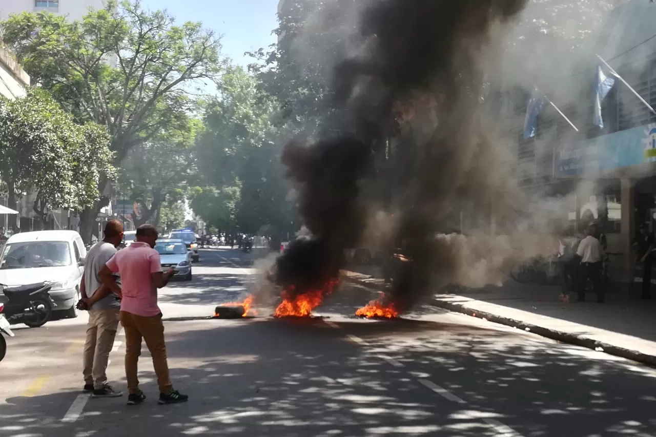 Incidentes, quema de cubiertas y huevazos frente a la Municipalidad capitalina