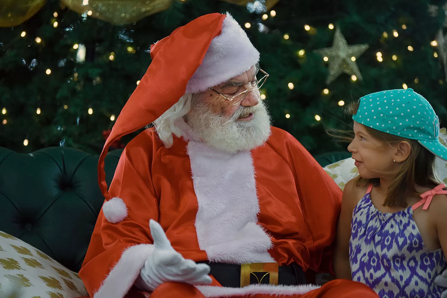 EN EL PORTAL. Mario Patriarca conversa con Sofía Andújar, de siete años, sobre regalos navideños y la escuela.