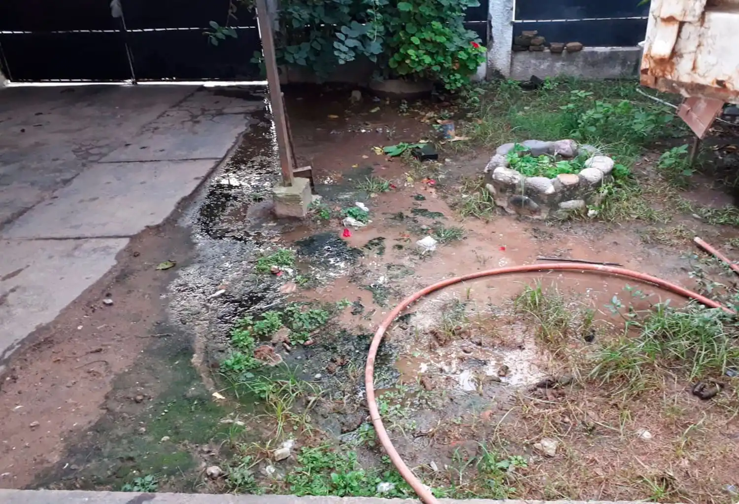 EN CASA. La pérdida de agua cloacal se encontraba en el interior de su vivienda.