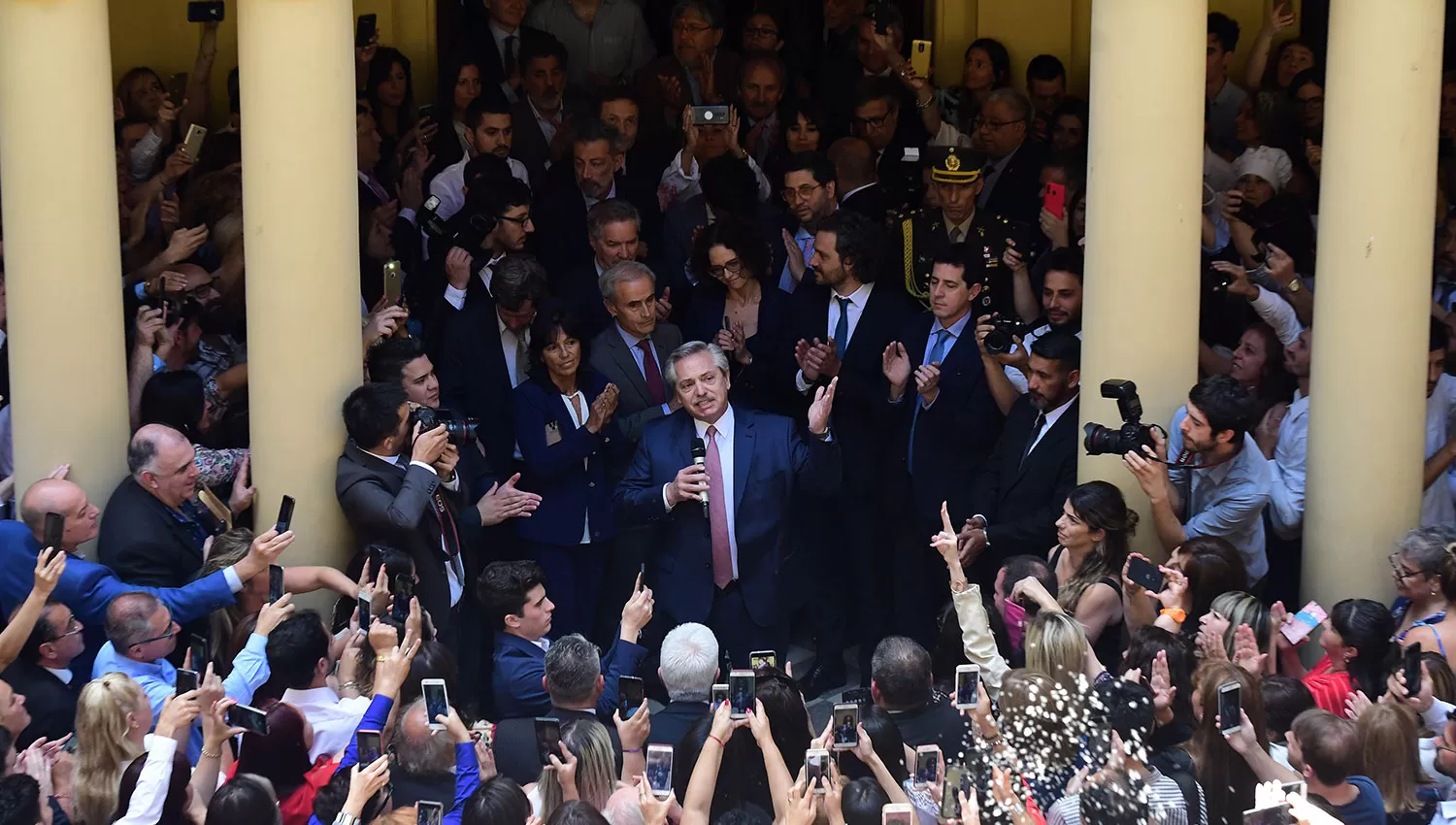 EN LA CASA ROSADA. El jefe de Estado dialogó con los periodistas acreditados y los saludó por la fiestas. TÉLAM