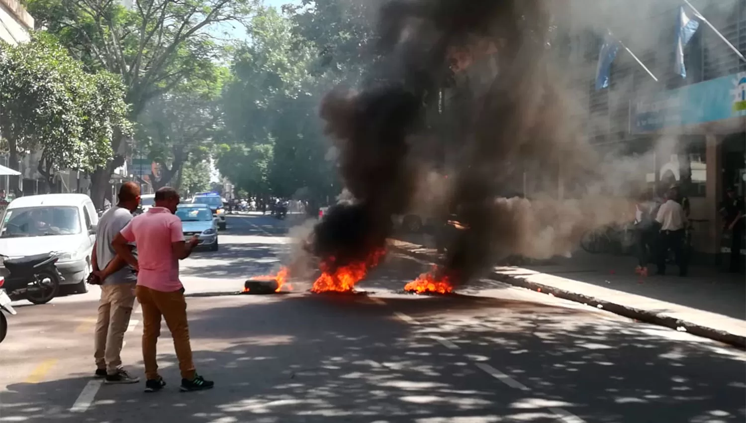 ESTA MAÑANA. Un grupo de ex contratados arrojó tomates y quemó cubiertas frente a la Municipalidad.