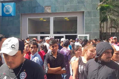 Hacen fila desde la madrugada para cobrar los planes Interzafra