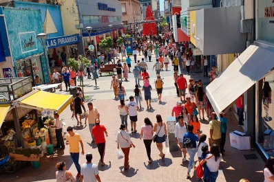 Los tucumanos invaden el centro, pero miran los precios y priorizan los regalos