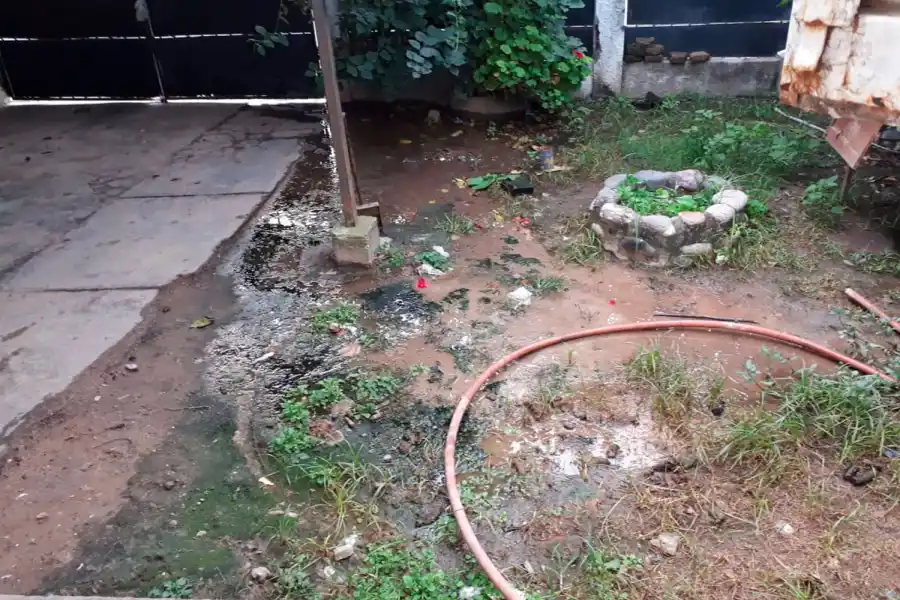 EN CASA. La pérdida de agua cloacal se encontraba en el interior de su vivienda.