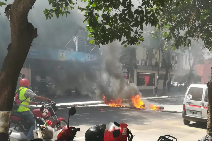Incidentes, quema de cubiertas y huevazos frente a la Municipalidad capitalina