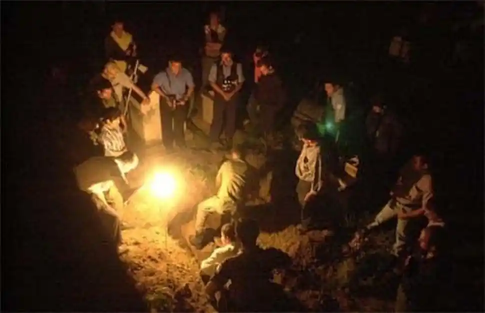 HISTÓRICA IMAGEN. Los gendarmes excavan en el cementerio de Famaillá buscando a Mansilla.