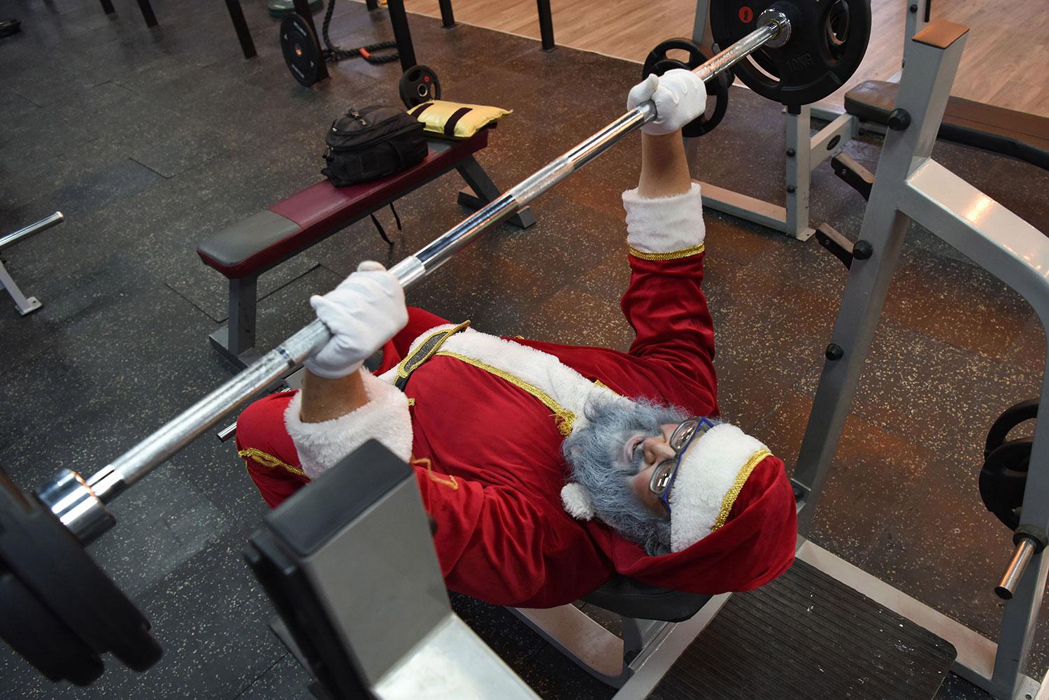 FUERZA NAVIDEÑA. Federico Terzi entrena en el gimnasio para convertirse en el mejor Santa Claus.