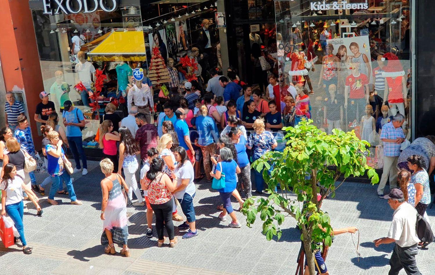 LAS GALERIAS LLENAS. La gente se resguarda del calor en las galerías céntricas.