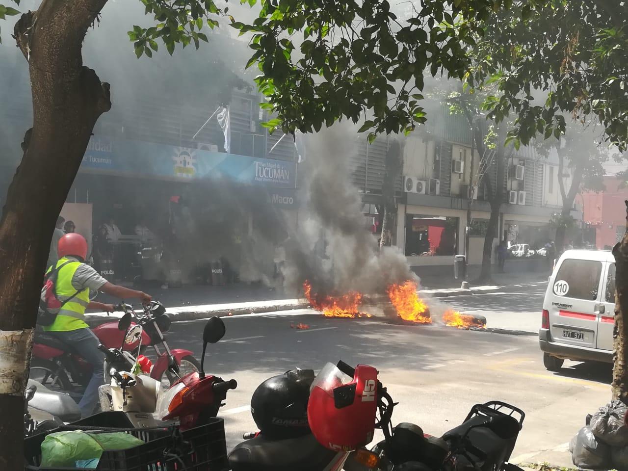 Incidentes, quema de cubiertas y huevazos frente a la Municipalidad capitalina