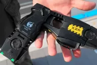 Derogan el protocolo para uso de armas de fuego y Taser, y revocan el Servicio Cívico Voluntario