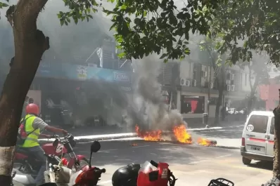 Huevazos contra la sede municipal en reclamo de la AUH