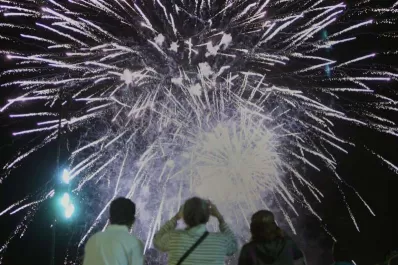 ¡A tener mucho cuidado! Cómo prevenir accidentes con pirotecnia en las Fiestas