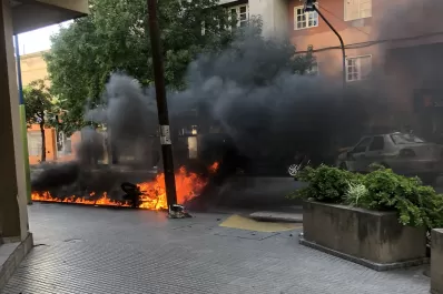 Chocaron y uno de los vehículos se prendió fuego