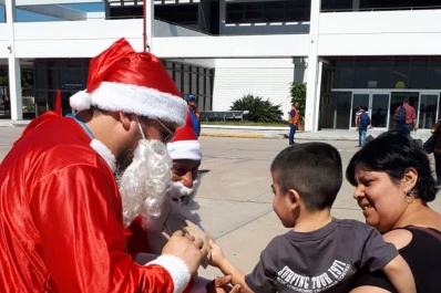 Empleados de Aerolíneas se disfrazaron de Papá Noel y repartieron regalos