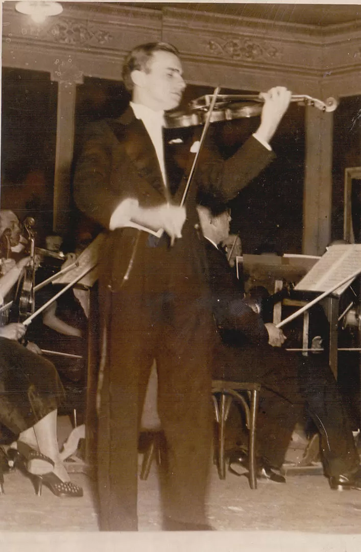  EN ACCIÓN. Szeryng interpretando Brahms en el teatro Alberdi en 1942.