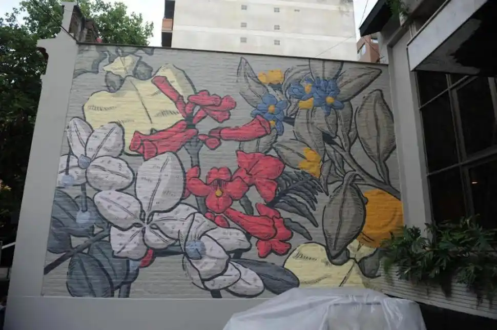 FLORES Y PLANTAS. La obra creada por Pastelfd interactúa con la mirada pública desde el espacio privado privado en la pared de un bar. 