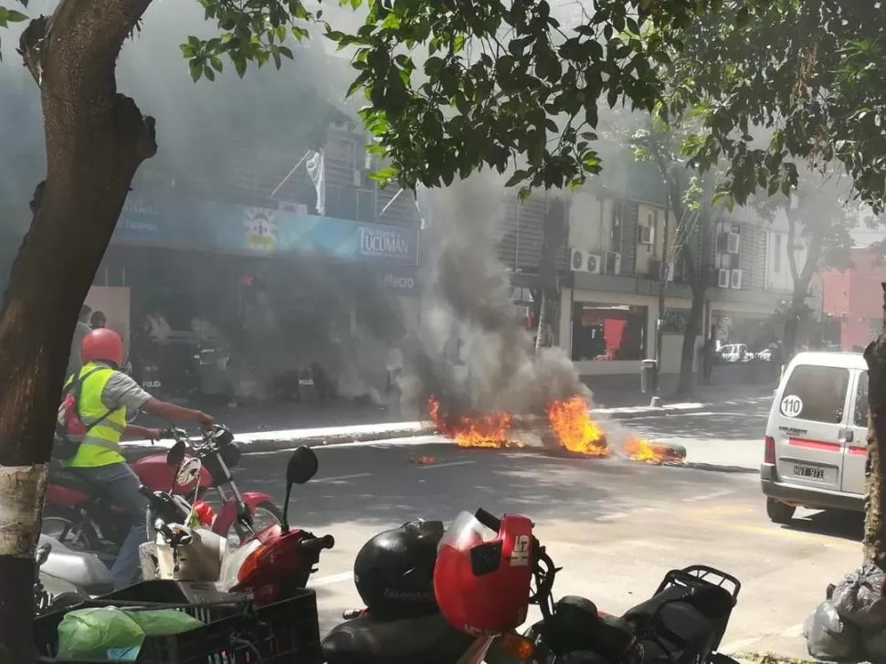 PROTESTA. Los manifestantes quemaron cubiertas durante varias horas.  