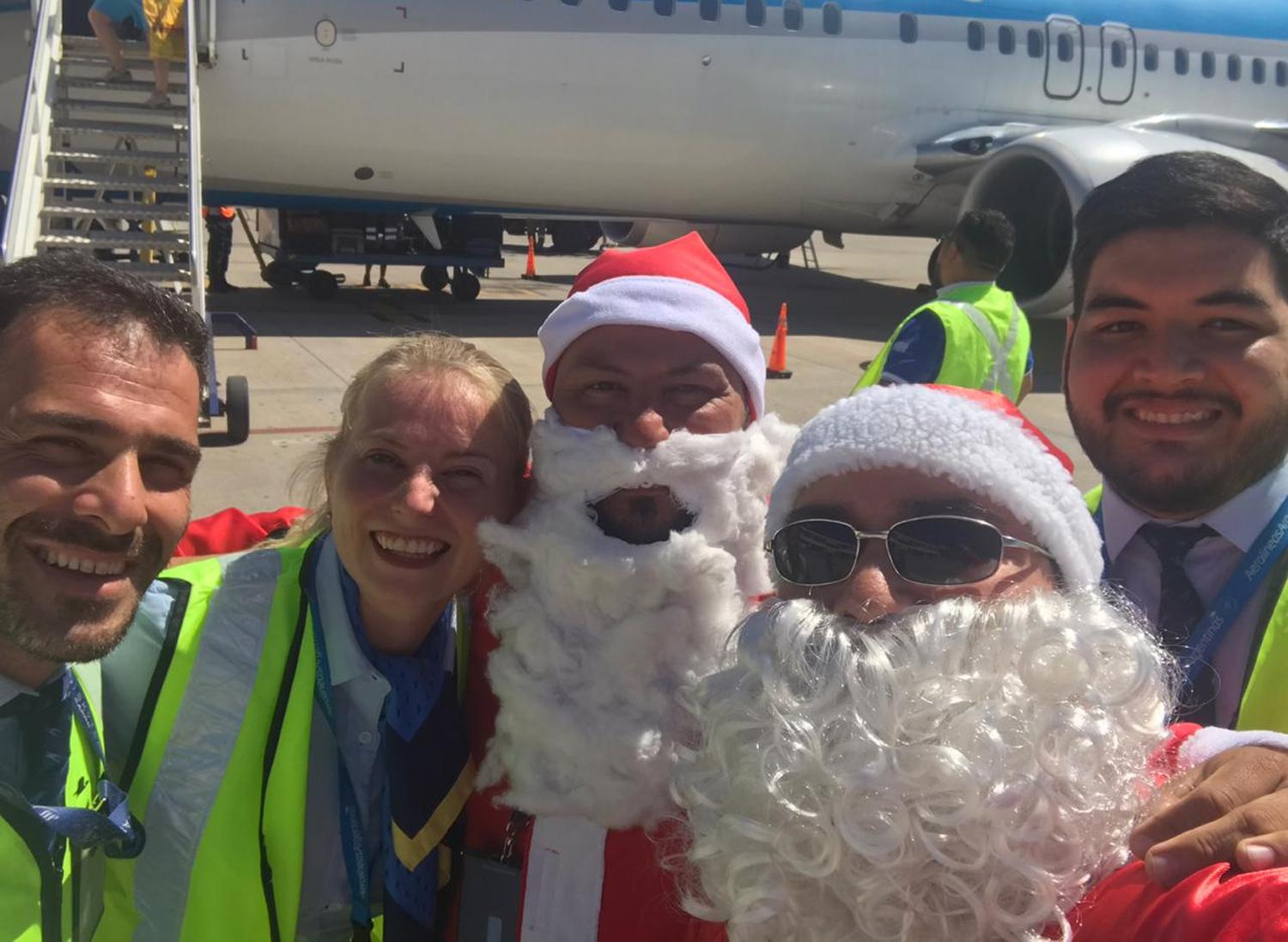 COMPAÑEROS. Los Papá Noel con demás empleados de la compañía.