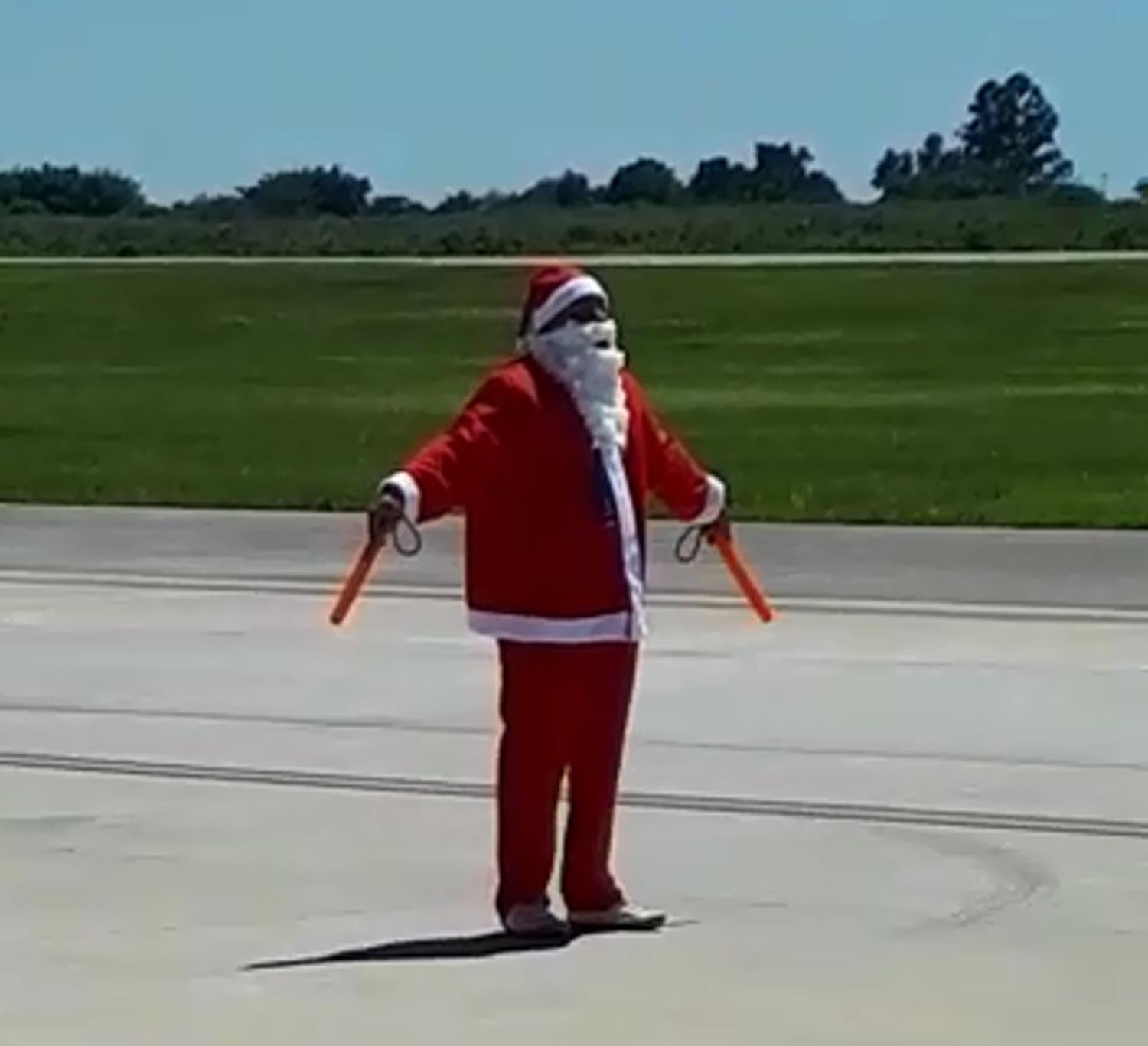 DE TODO. Papá Noel también señalizó un despegue. 