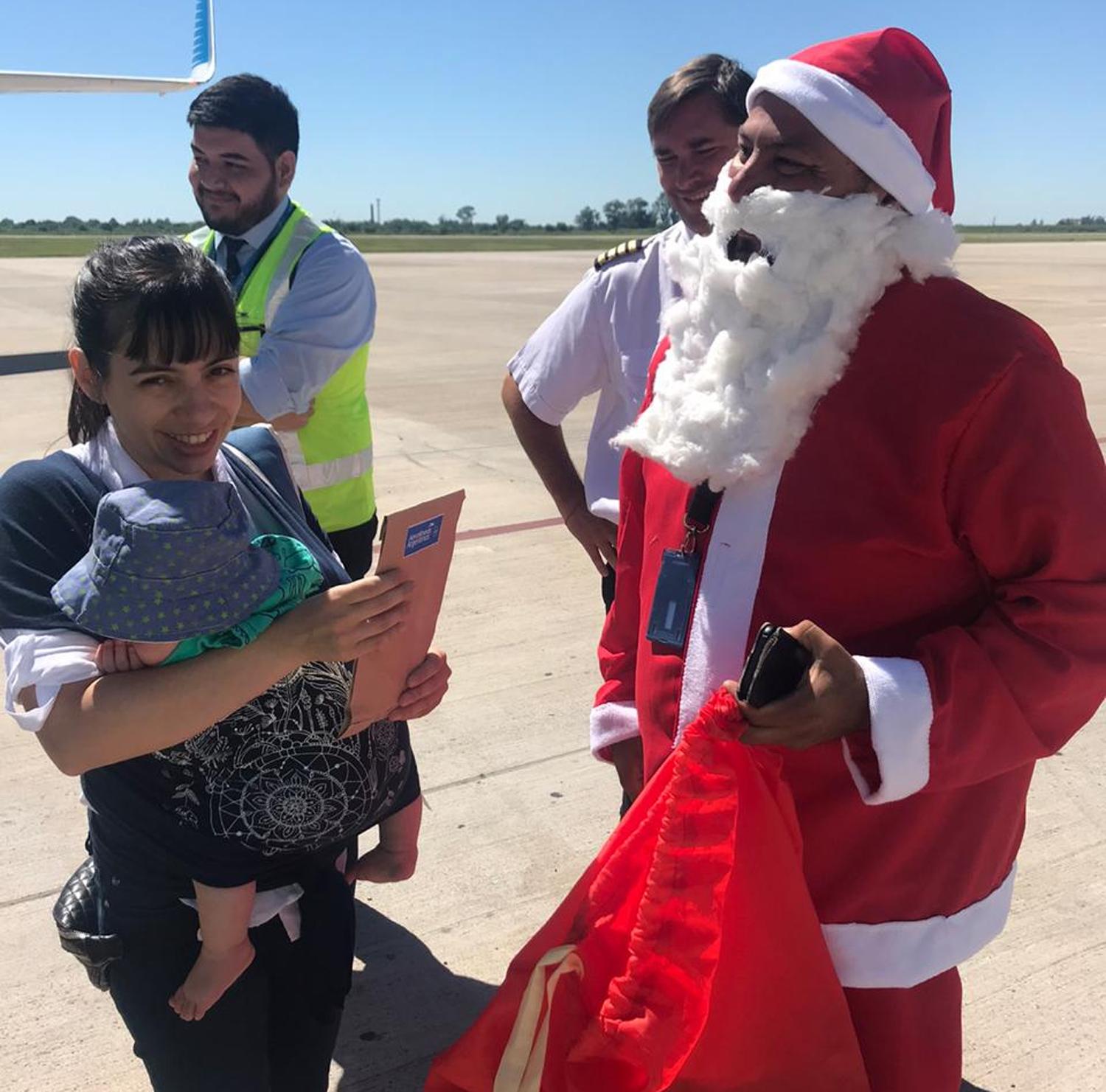 REGALOS. Por iniciativa propia, los Papá Noel repartieron bolsitas con golosinas.