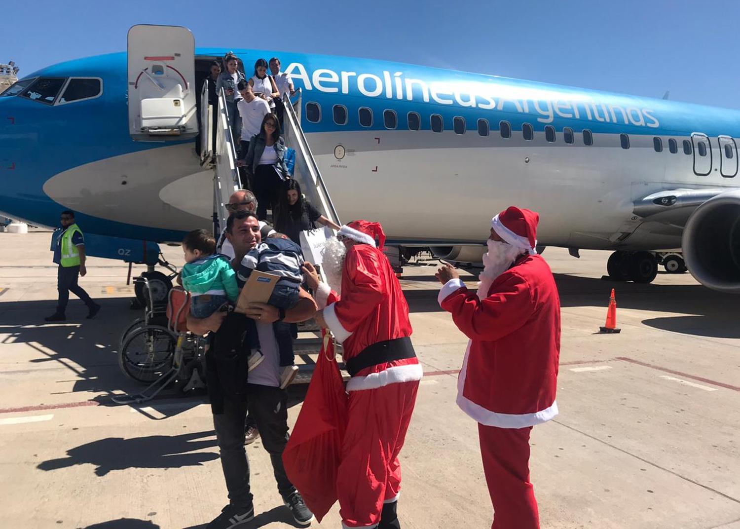 SORPRESA. Los trabajadores de las rampas, recibieron a los pasajeros disfrazados esta mañana.