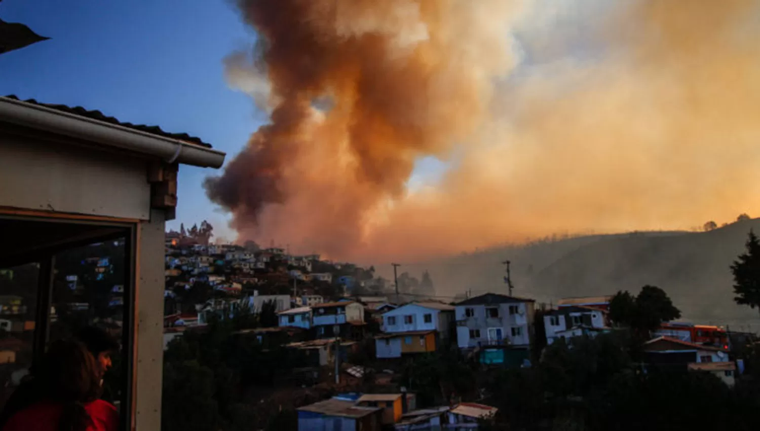 En Chile, el Gobierno cree que el incendio forestal en Valparaíso fue intencional