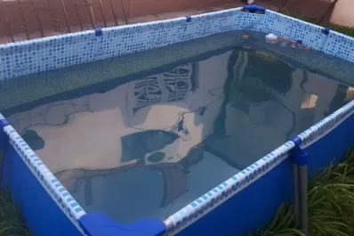 Se multiplican las quejas por el agua turbia en distintas zonas de la ciudad