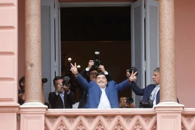 En el balcón de la Casa Rosada, Maradona gritó: “no vuelven más”
