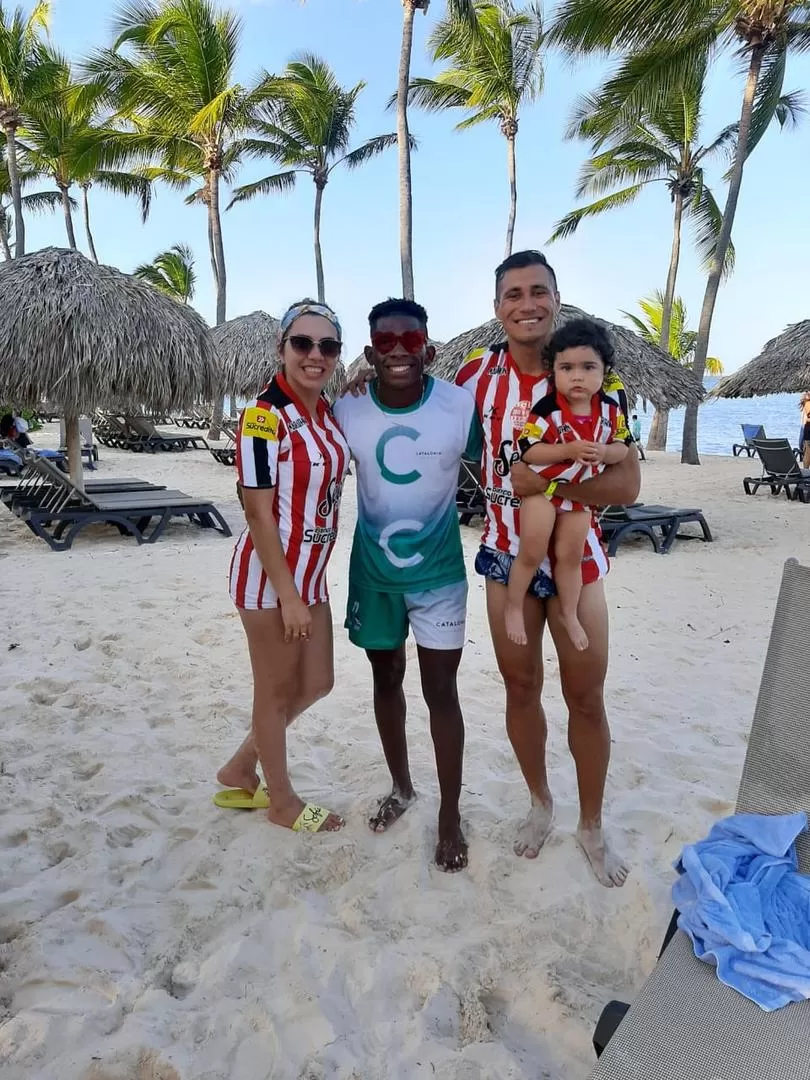 CON LA DEL “SANTO” A TODOS LADOS. Gonzalo, su mujer y su pequeña hija lucieron la casaca de San Martín en las paradisíacas playas de Punta Cana. 